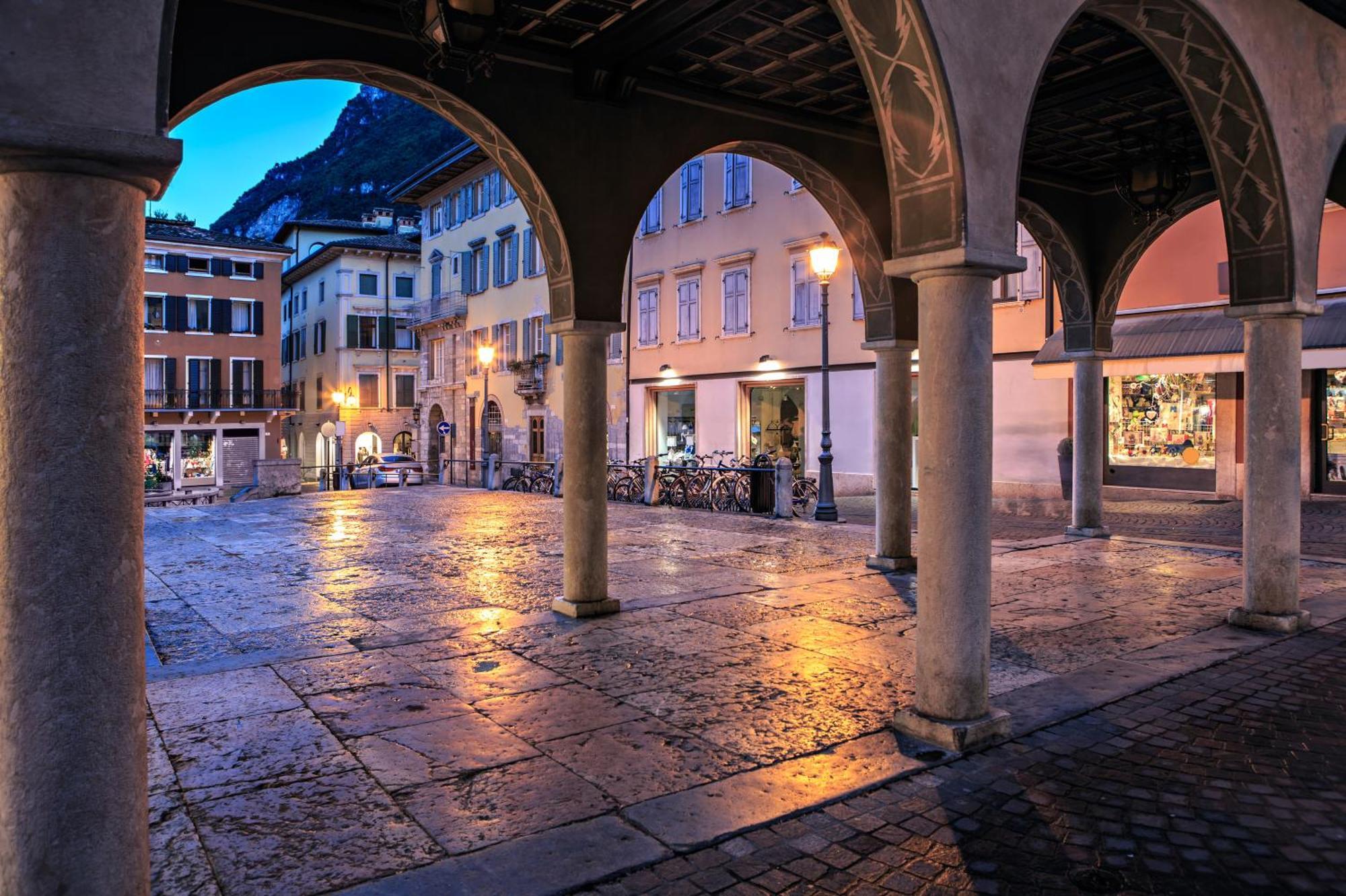 Nido Sui Tetti Di Riva Del Garda - Happy Rentals Exteriör bild